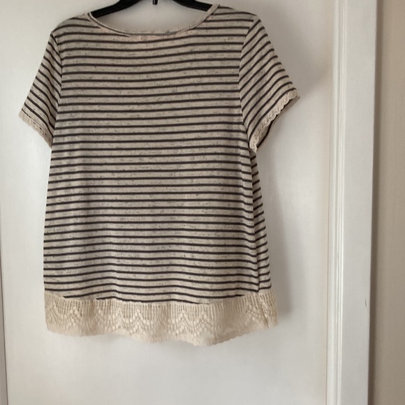 Hi low stripped top with lace at the bottom - Picture 2 of 7
